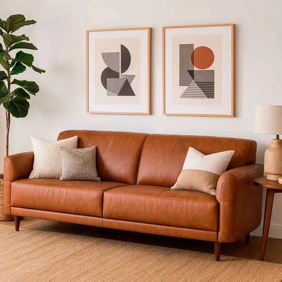 Sofá de couro caramelo em sala decorada